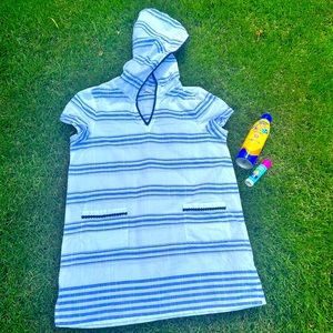 Vineyard Vines Girls swim cover up with hood. Girls sz M (8-10) blue & white